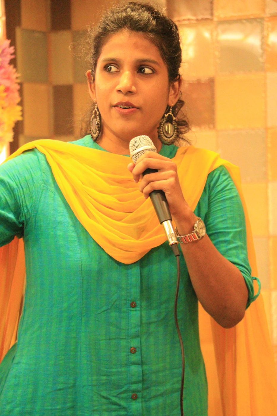 A participant speaking into a microphone at a MannMukt event